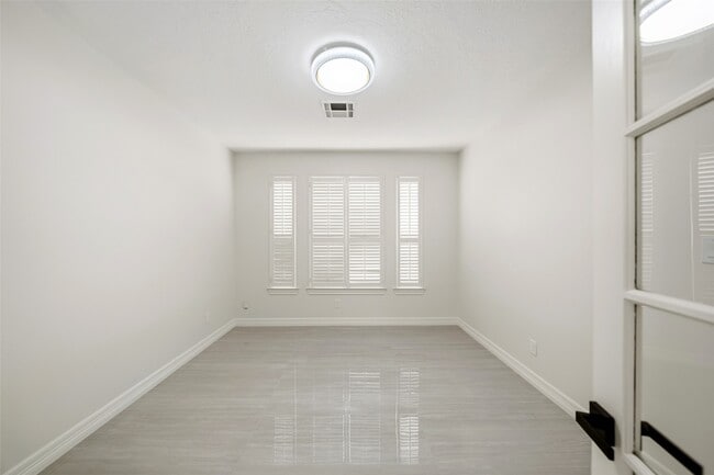 Building Photo - 5622 Lake Pl Dr