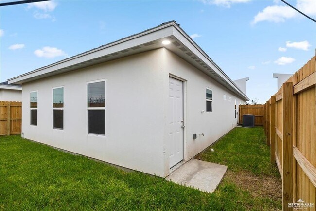 Building Photo - 402 N Alexandrite Ave
