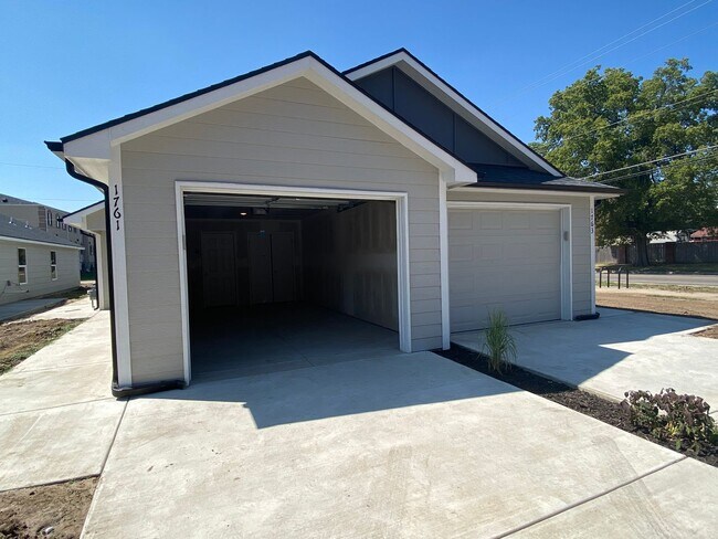 Primary Photo - 3 Bedroom 2 bath Duple with Garage - Close...