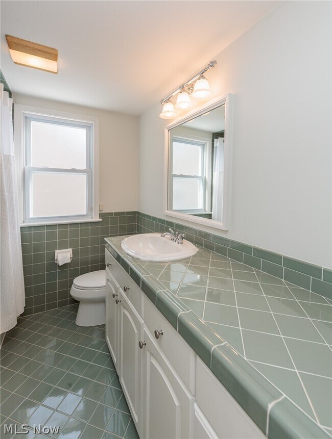 Building Photo - 23915 Glenhill Dr