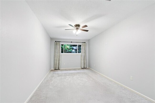 Building Photo - 1433 Poinsettia Dr