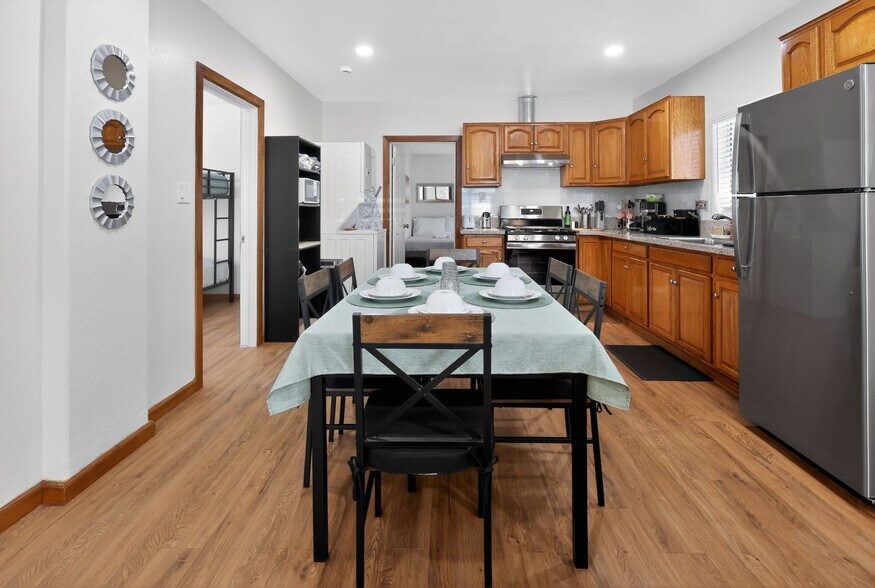 Building Photo - 917 W 62nd Pl