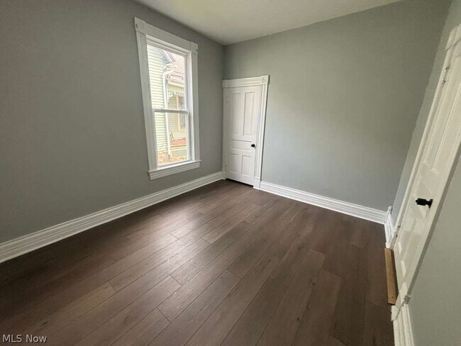 Building Photo - 237 N Lincoln St