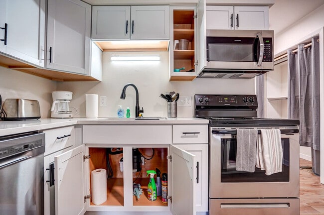 Building Photo - 1217 E Wilson St