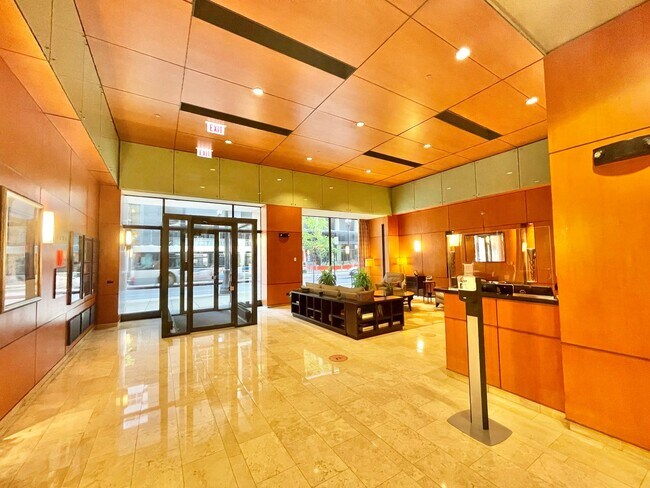 Building Photo - Beautiful 2BD/2BTH CONDO IN THE LOOP!
