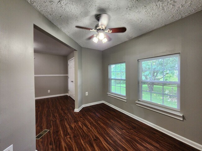 Building Photo - $1400 3 bed 2 bath Oak Grove Home