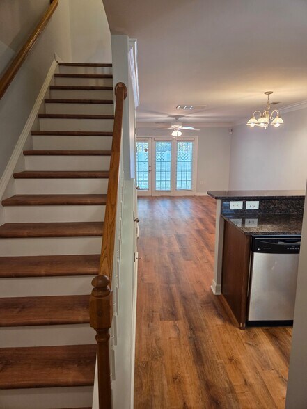 Building Photo - 1215 Green Oaks Ln