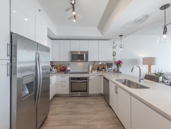 Building Photo - 999 SW 1st Ave