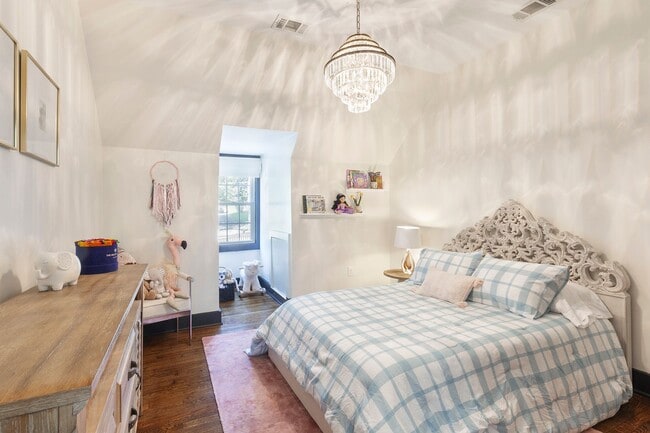 Building Photo - Gorgeous 4/3.5 w/ Bedroom on Main & Large,...