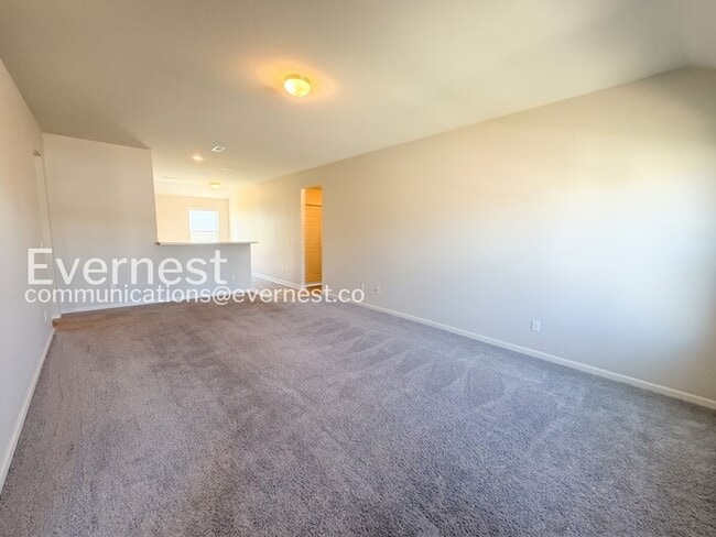 Building Photo - 4 Bed, 2 Bath Home with 2 Car Garage / Available Now!