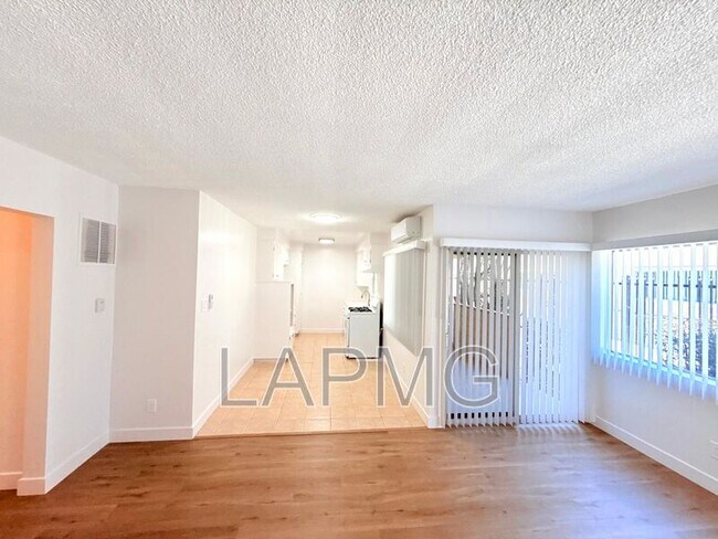 Building Photo - 853 W Beach Ave