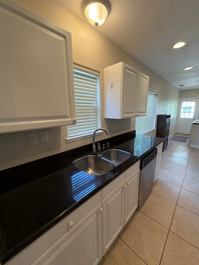 Building Photo - Charming 2 Bedroom, 2 Bathroom Home with ADU in Desirable Land Park Area