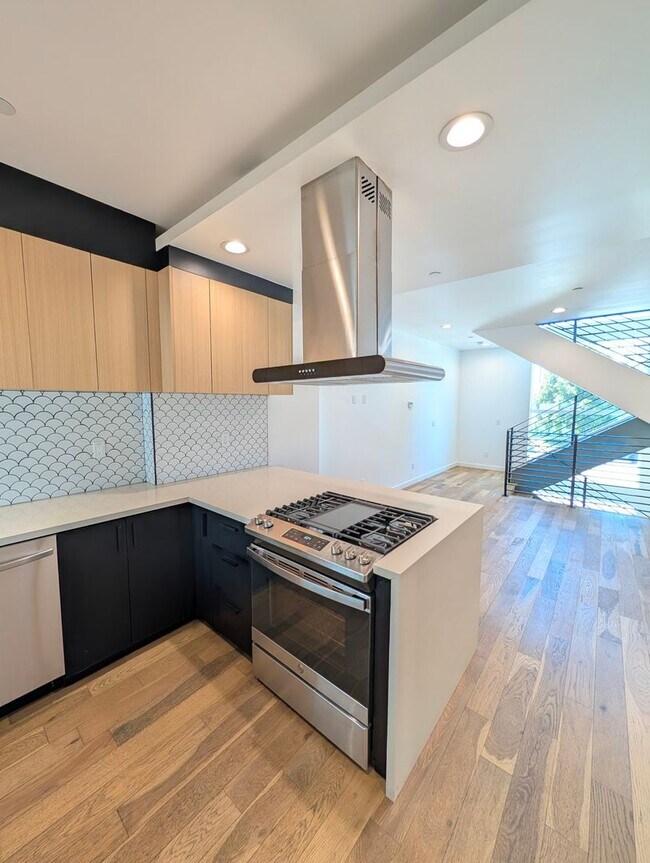 Building Photo - 4260 Laurel Canyon Blvd