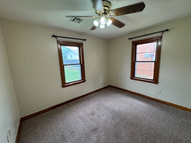 Building Photo - 3 bed 1 bath in Chickasha! great updates!