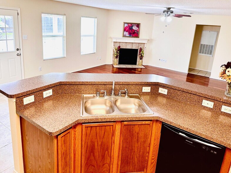 Building Photo - 9809 Tyler Dr