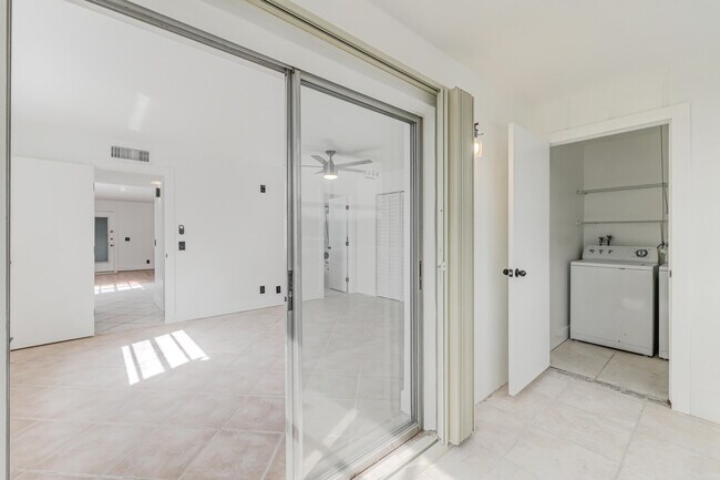 Building Photo - 560 Capri Ln