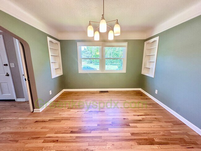 Building Photo - Huge 4 Bedroom 2 Bath House across from Rose City Golf Course