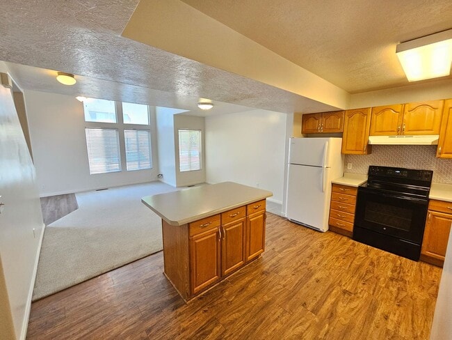 Building Photo - Spacious 3 Bd 2.5 Bath Townhouse in Bountiful