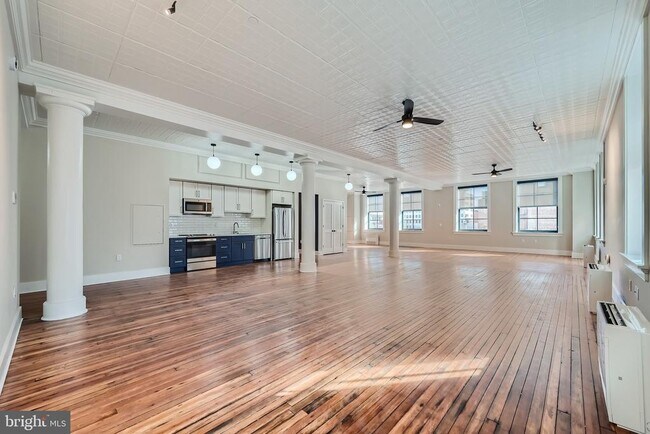 Building Photo - 303 N Howard St