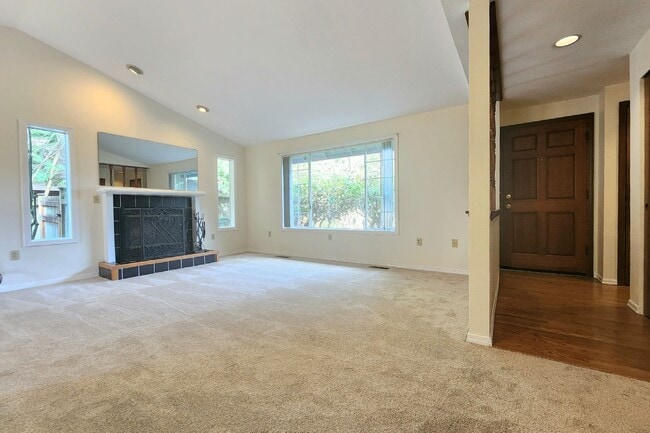 Building Photo - 2 Bedroom / 2 Bath Home in Everett