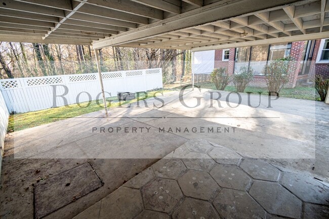 Building Photo - 305 White Oak Dr