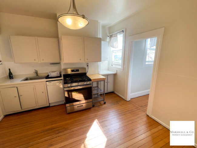 Building Photo - NEW LISTING! REMODELED 2 BDRM+SUNROOM STEP...