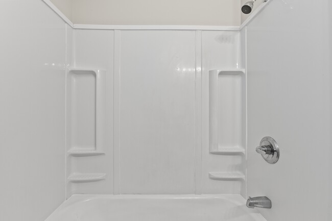 Building Photo - 702 Della Dr