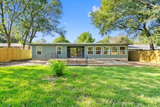 Building Photo - 1520 Villanova Dr
