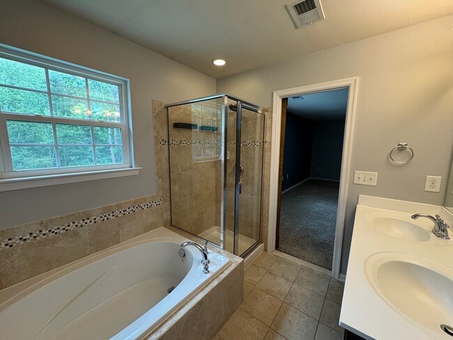 Building Photo - 624 Leonard Ln