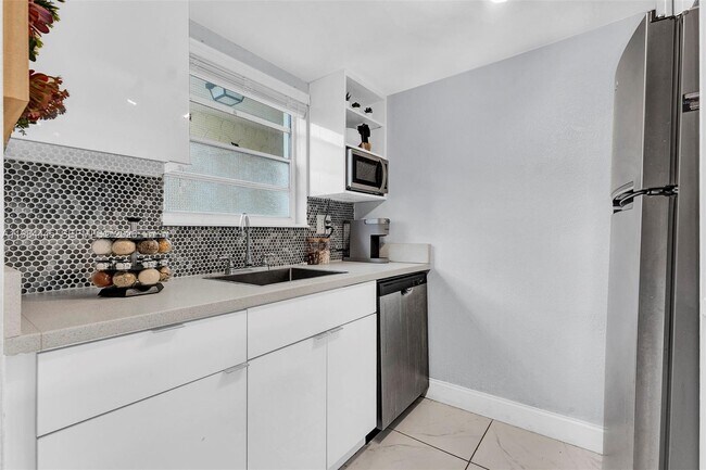 Building Photo - 8600 SW 109th Ave