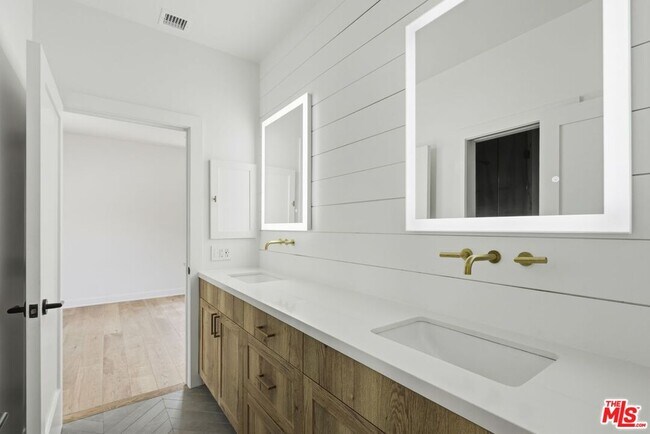 Building Photo - 16802 Cll De Sarah