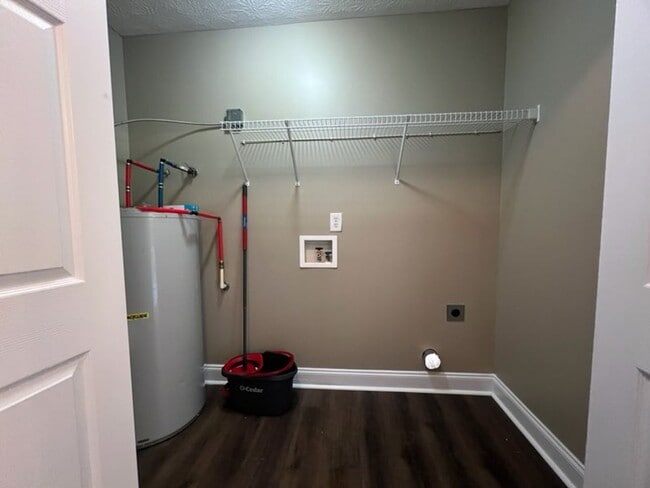 Building Photo - 4 Bedroom, 2 Bath Home in Lee County!