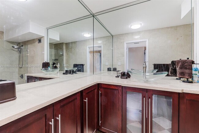 Building Photo - 6039 Collins Ave