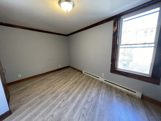 Building Photo - 16 Oriole St