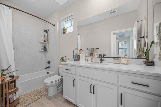 Building Photo - Beautiful 3 Bedroom Home with Updated Finishes & 2-Car Garage!