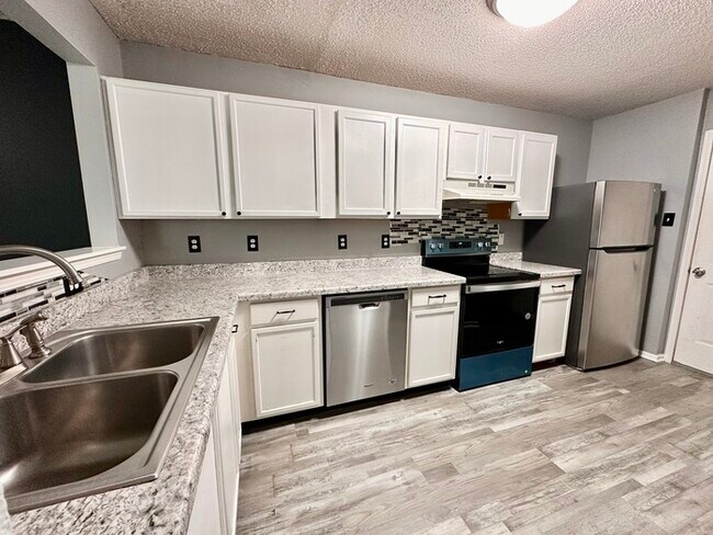 Building Photo - Perry Township 3 bedroom 2.5 bathroom