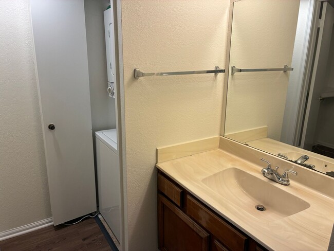 Building Photo - Move In Special**COMFY 2 BEDROOM/2 FULL BATHROOM CONDO IN PHOENIX (48TH STREET & ELLIOT)**