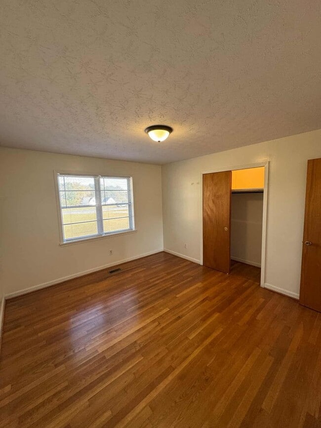 Building Photo - Beautiful 3 Bedroom and 2 Bath House