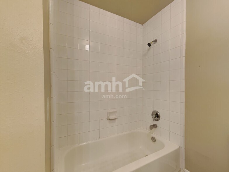 Building Photo - 26887 Castlecliff Ln