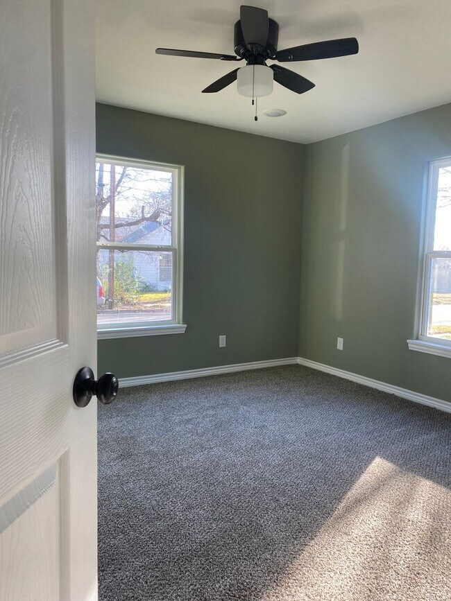 Building Photo - Beautifully Remodeled 3-1 in Sherman! Fridge, Washer and Dryer Included!
