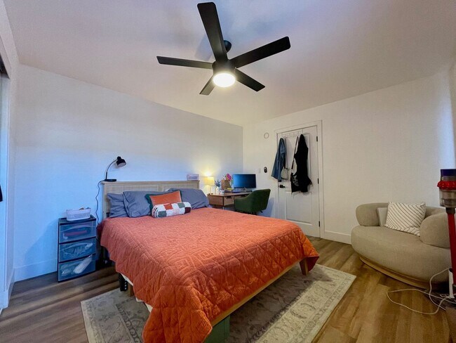 Building Photo - Gorgeous Mid century Modern home in San Ca...