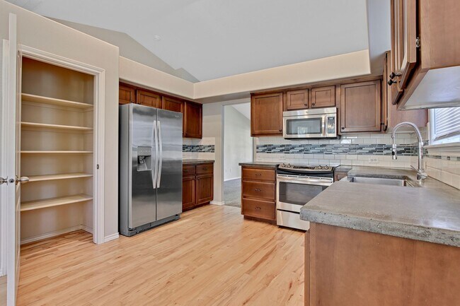 Building Photo - Spacious Updated 3 Bedroom, 2 Bath home in...