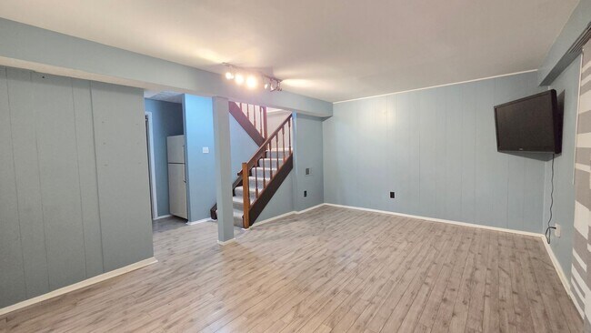 Building Photo - Beautiful Newington Forest Townhome