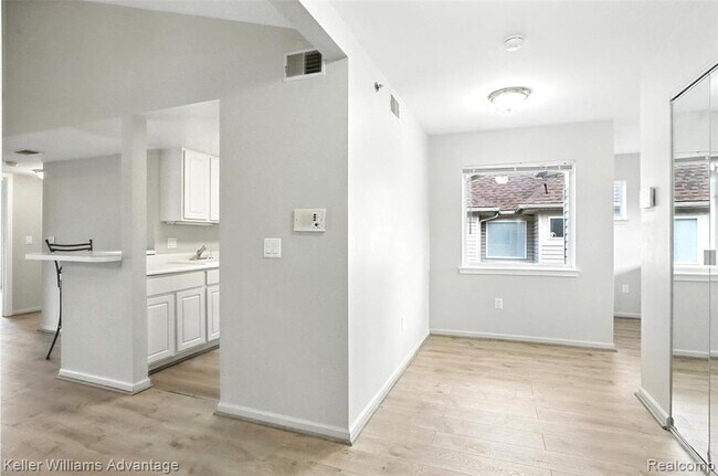 Building Photo - 863 Brandon Ave