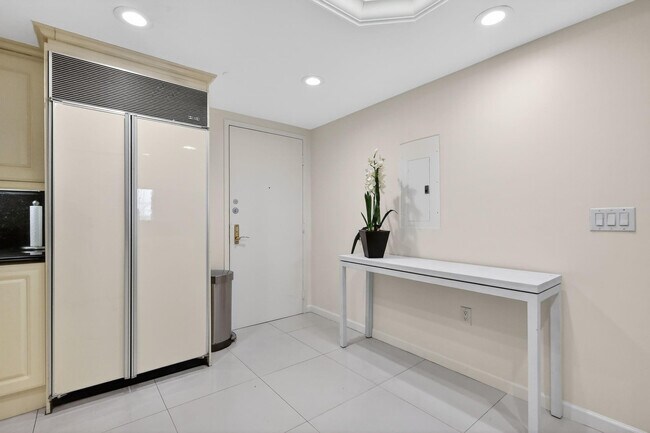 Building Photo - 9595 Collins Ave