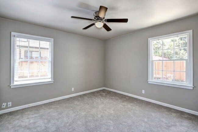 Building Photo - 5400-5402 Folsom Blvd