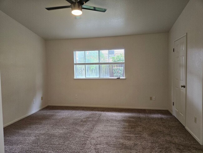 Building Photo - 348 Leffler Pl