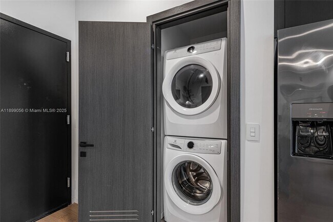 Building Photo - 398 NE 5th St