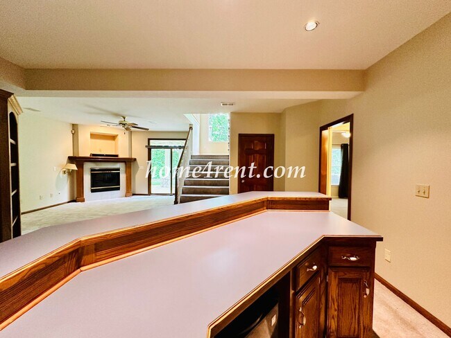 Building Photo - Exceptional 1.5 Story Home in the Prestigious Loch Lloyd Community!