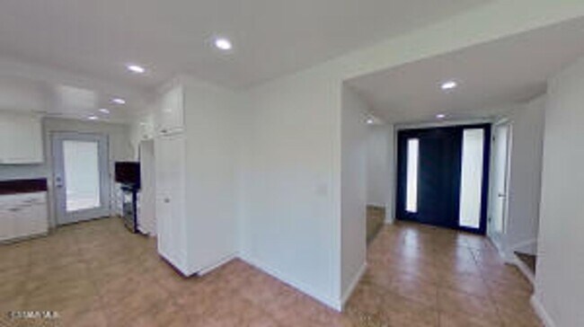 Building Photo - Beautifully updated! Stunning views from every room!